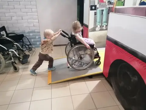 Lidé odvedle – neobvyklý výlet do světa lidí s hendikepem (8) Lidé odvedle – neobvyklý výlet do světa lidí s hendikepem (8)