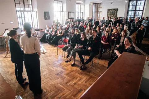 Sestra. Záhada podobizny mladé dívky (27) Sestra. Záhada podobizny mladé dívky (27)