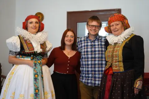 Sukně, rukávce, zástěra… Jak se obléká hanácký kroj? (2) Sukně, rukávce, zástěra… Jak se obléká hanácký kroj? (2)