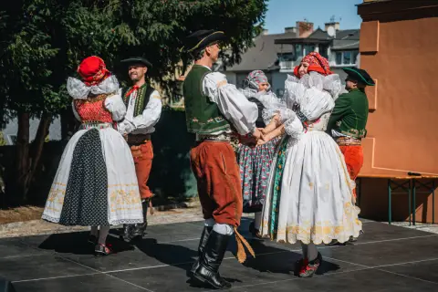 Sukně, rukávce, zástěra… Jak se obléká hanácký kroj? (4) Sukně, rukávce, zástěra… Jak se obléká hanácký kroj? (4)