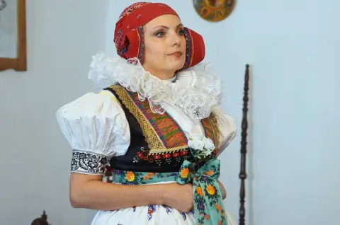 Sukně, rukávce, zástěra… Jak se obléká hanácký kroj? (1) Sukně, rukávce, zástěra… Jak se obléká hanácký kroj? (1)