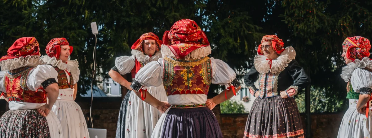 Sukně, rukávce, zástěra… Jak se obléká hanácký kroj?