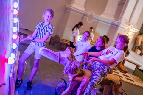 Výstava proměnila muzeum v obří laboratoř lidských dějin (5) Výstava proměnila muzeum v obří laboratoř lidských dějin (5)