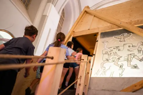Výstava proměnila muzeum v obří laboratoř lidských dějin (6) Výstava proměnila muzeum v obří laboratoř lidských dějin (6)