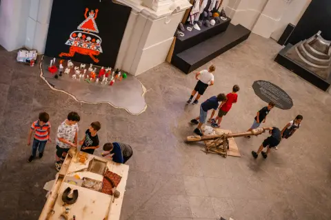 Výstava proměnila muzeum v obří laboratoř lidských dějin (7) Výstava proměnila muzeum v obří laboratoř lidských dějin (7)