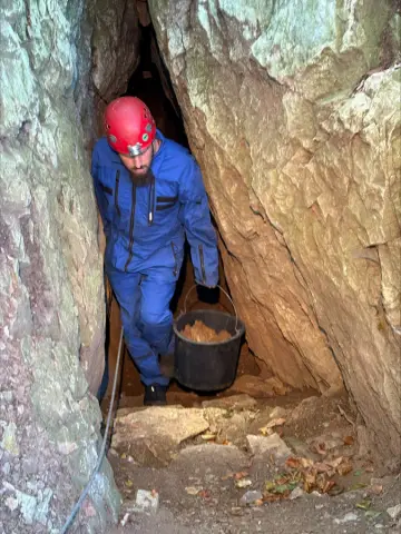 Tři tisíce let pod zemí. Archeologové zkoumají nález z doby bronzové (5)
