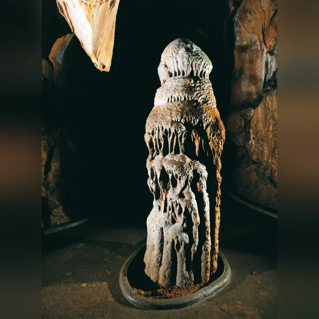 mladecske-jeskyne-stalagmit-mumie-5511870ac3b2