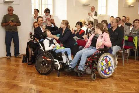 Držme spolu (10) Držme spolu (10)
