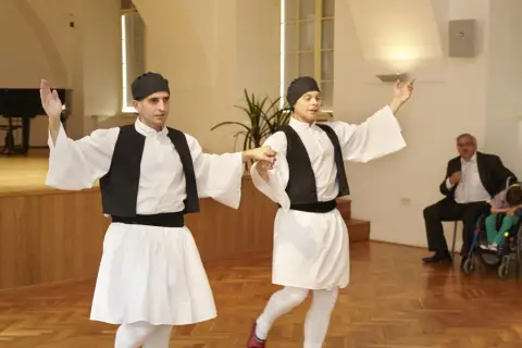 Držme spolu (18) Držme spolu (18)