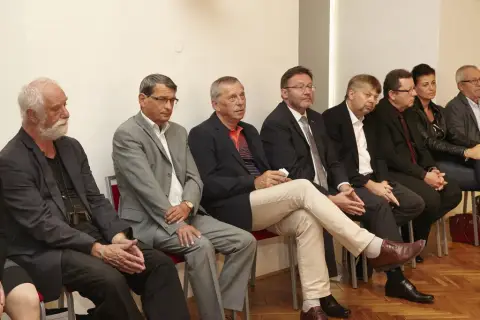Držme spolu (3) Držme spolu (3)
