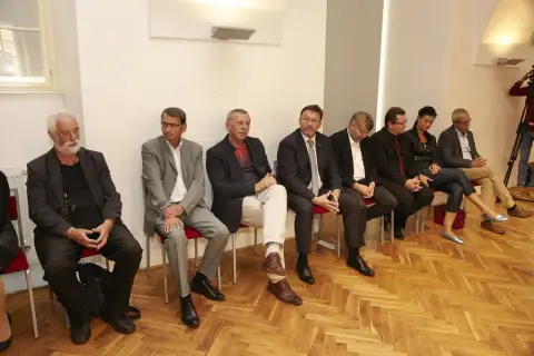 Držme spolu (48) Držme spolu (48)