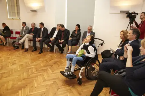 Držme spolu (49) Držme spolu (49)