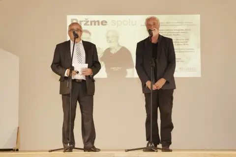 Držme spolu (50) Držme spolu (50)