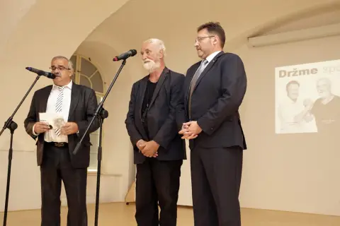 Držme spolu (51) Držme spolu (51)