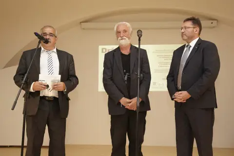 Držme spolu (54) Držme spolu (54)