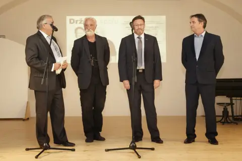 Držme spolu (57) Držme spolu (57)