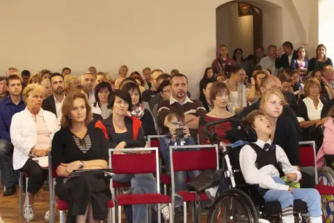 Držme spolu (60) Držme spolu (60)