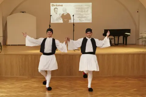 Držme spolu (8) Držme spolu (8)
