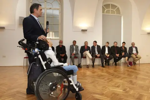 Držme spolu (1) Držme spolu (1)