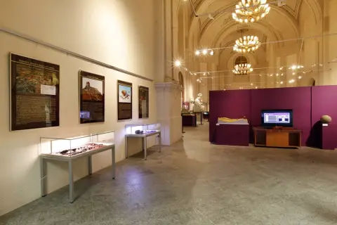 České korunovační klenoty ... na dosah / Doba Karla IV. na Olomoucku (90)