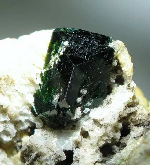 12-libethenit-tmave-zeleny-krystal-vzacny-mineral-ze-slovenska-6305eab3fa41