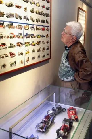Dědeček automobil (98)