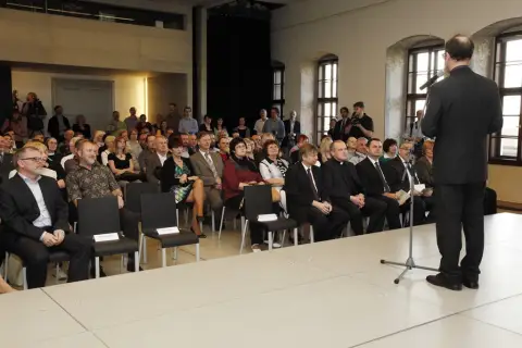 Mezi Východem a Západem / Svatí Cyril a Metoděj v kultuře českých zemí (24) Mezi Východem a Západem / Svatí Cyril a Metoděj v kultuře českých zemí (24)