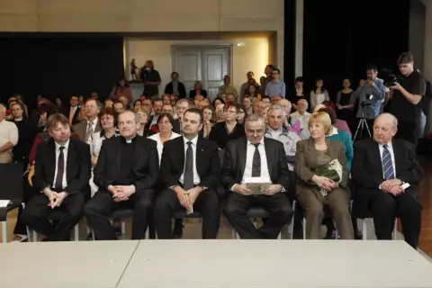 Mezi Východem a Západem / Svatí Cyril a Metoděj v kultuře českých zemí (26) Mezi Východem a Západem / Svatí Cyril a Metoděj v kultuře českých zemí (26)