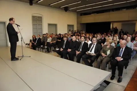 Mezi Východem a Západem / Svatí Cyril a Metoděj v kultuře českých zemí (27) Mezi Východem a Západem / Svatí Cyril a Metoděj v kultuře českých zemí (27)