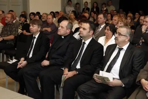 Mezi Východem a Západem / Svatí Cyril a Metoděj v kultuře českých zemí (28) Mezi Východem a Západem / Svatí Cyril a Metoděj v kultuře českých zemí (28)