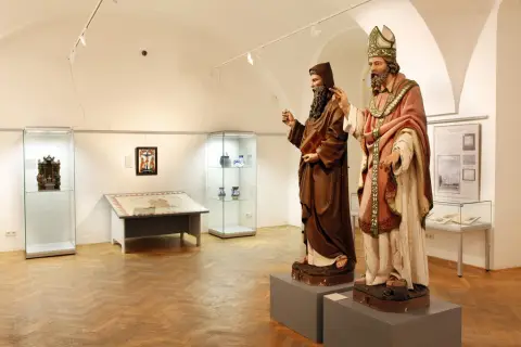 Mezi Východem a Západem / Svatí Cyril a Metoděj v kultuře českých zemí (9) Mezi Východem a Západem / Svatí Cyril a Metoděj v kultuře českých zemí (9)