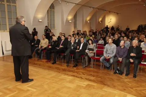 Víc než hra (60)