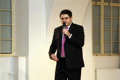 Víc než hra (70)