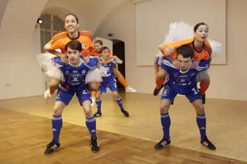 Víc než hra (80)