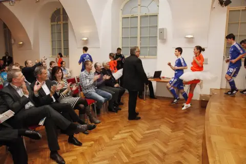 Víc než hra (86)