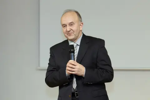 Víc než hra (90)