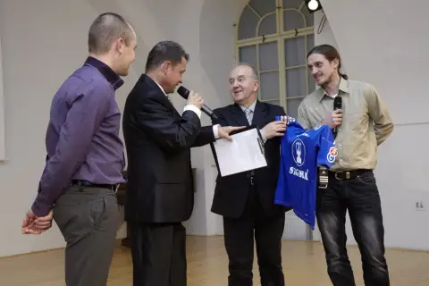 Víc než hra (98)