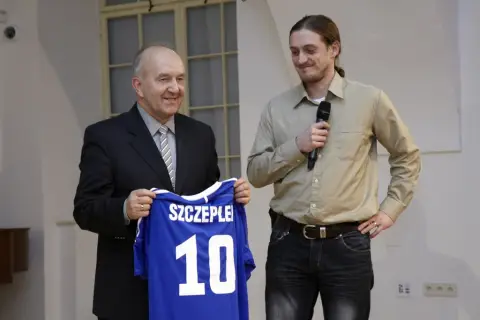 Víc než hra (99)