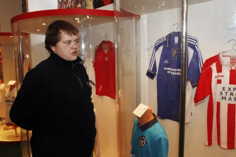 Víc než hra (100)