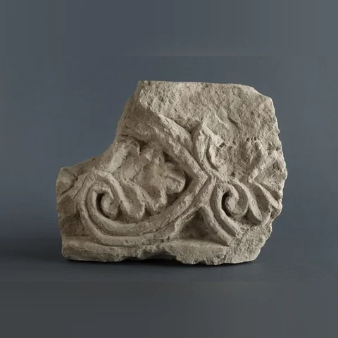fragment-reliefu-s-palmetovym-dekorem-spongilitova-opuka-vyska-24-cm-s-67e8b2c3f0b2