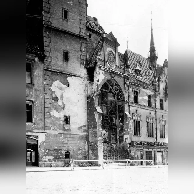 olomouc-orloj-poskozeny-strelbou-za-2-svetove-valky-foto-1945-skleneny-75a2e9d1a884