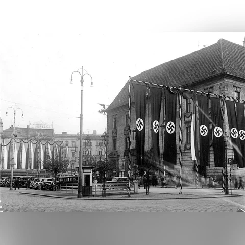 olomouc-vyzdoba-s-nacistickymi-vlajkami-na-radnici-a-v-jejim-okoli-dne-16289a8b1cda