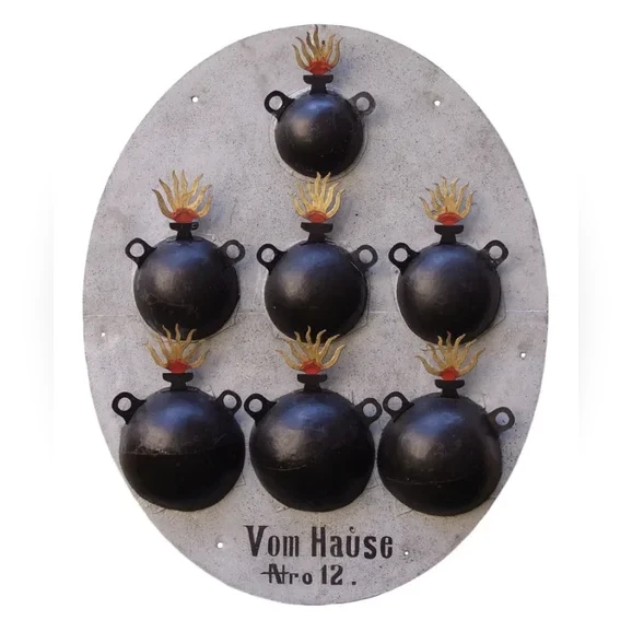 domovni-znameni-ve-forme-plechoveho-ovalu-se-sedmi-plastickymi-symboli-2861d6505e73